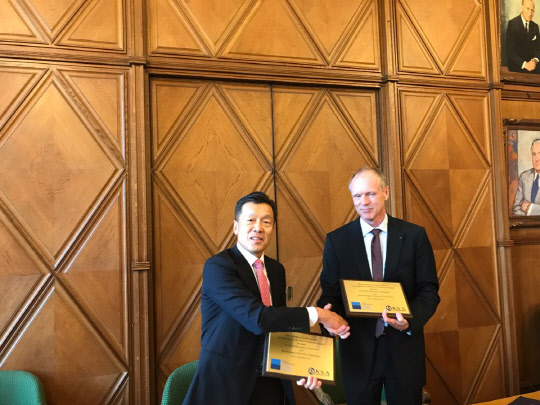 한국선주협회는 노르웨이선주협회와 지난 1일(현지시간) 노르웨이 오슬로에서 협력을 위한 양해각서(MOU)를 체결했다고 4일 밝혔다. 사진은 양해각서 체결식에 참가한 관계자들이 기념촬영을 하고 있는 모습.<한국선주협회 제공>